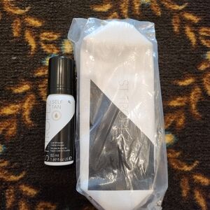 St. Tropez Black and White Self-Tanning Mousse with White Applicator Mitt